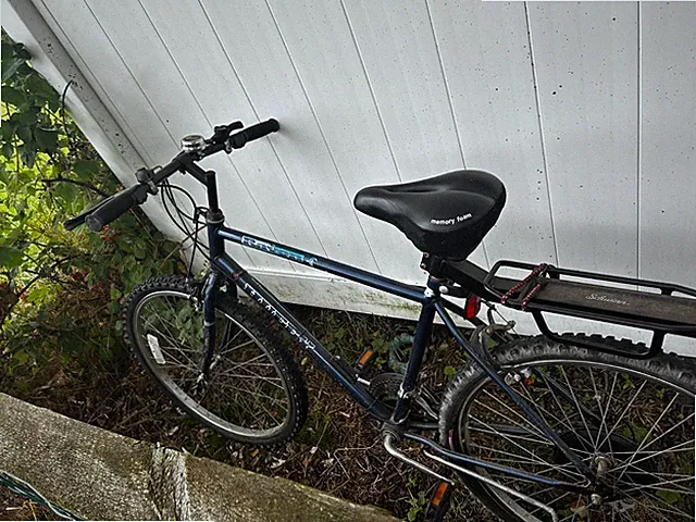 Trek 820 Mountain Bike | needs a little fixing up, includes a bell and back peic